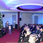 Mężczyzna przemawia do pełnej sali.