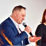 Mężczyzna i kobieta śpiewają na scenie.