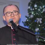 Przemawiający mężczyzna.