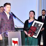 Przemawiający mężczyzna.