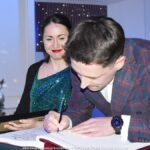 Dokonywanie wpisu do pamiątkowej księgi.