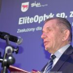 Przemawiający mężczyzna.