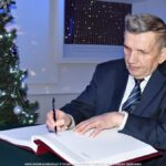 Dokonywanie wpisu do pamiątkowej księgi.