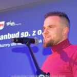 Przemawiający mężczyzna.