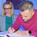 Dokonywanie wpisu do pamiątkowej księgi.