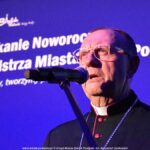 Przemawiający mężczyzna.