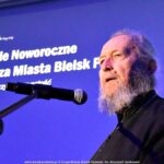 Przemawiający mężczyzna.