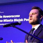 Przemawiający mężczyzna.