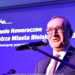 Przemawiający mężczyzna.