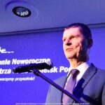 Przemawiający mężczyzna.