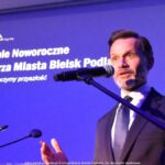 Przemawiający mężczyzna.