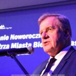 Przemawiający mężczyzna.