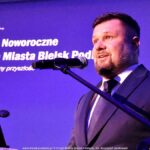 Przemawiający mężczyzna.