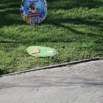 Zniszczone ozdoby wielkanocne w parku miejskim.