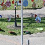 Zniszczone ozdoby wielkanocne w parku miejskim.