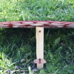 Zniszczone ozdoby wielkanocne w parku miejskim.