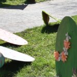 Zniszczone ozdoby wielkanocne w parku miejskim.