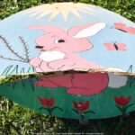 Zniszczone ozdoby wielkanocne w parku miejskim.