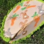 Zniszczone ozdoby wielkanocne w parku miejskim.