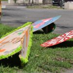 Zniszczone ozdoby wielkanocne w parku miejskim.