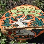 Zniszczone ozdoby wielkanocne w parku miejskim.