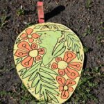 Zniszczone ozdoby wielkanocne w parku miejskim.