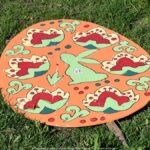 Zniszczone ozdoby wielkanocne w parku miejskim.