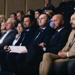 Kilkadziesiąt osób siedzi na widowni domu kultury.