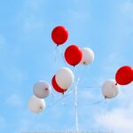 Biało-czerwone balony szybujące na tle nieba.