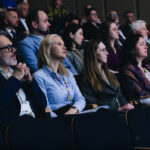 Kilkadziesiąt osób siedzi na widowni domu kultury.
