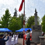 Flaga Polski wciągana na maszt.