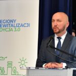 Przemawiający mężczyzna.