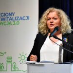 Przemawiająca kobieta.