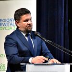 Przemawiający mężczyzna.