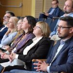 Kilkadziesiąt osób siedzi na widowni domu kultury.