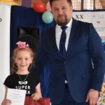 Burmistrz pozuje do zdjęcia z laureatką konkursu.