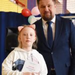 Burmistrz pozuje do zdjęcia z laureatką konkursu.