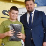 Burmistrz pozuje do zdjęcia z laureatem konkursu.