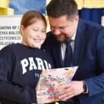 Burmistrz pozuje do zdjęcia z laureatką konkursu.