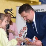 Burmistrz pozuje do zdjęcia z laureatką konkursu.