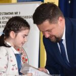 Burmistrz pozuje do zdjęcia z laureatką konkursu.