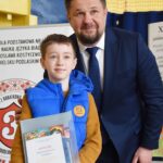 Burmistrz pozuje do zdjęcia z laureatem konkursu.