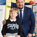 Burmistrz pozuje do zdjęcia z laureatem konkursu.