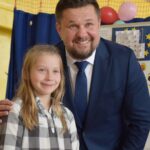 Burmistrz pozuje do zdjęcia z laureatką konkursu.