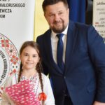 Burmistrz pozuje do zdjęcia z laureatką konkursu.