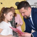 Burmistrz pozuje do zdjęcia z laureatką konkursu.