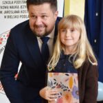 Burmistrz pozuje do zdjęcia z laureatką konkursu.