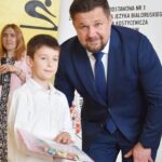 Burmistrz pozuje do zdjęcia z laureatem konkursu.