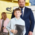 Burmistrz pozuje do zdjęcia z laureatem konkursu.