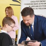 Burmistrz pozuje do zdjęcia z laureatem konkursu.